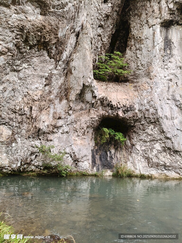 山间幽潭峭壁绿植相伴