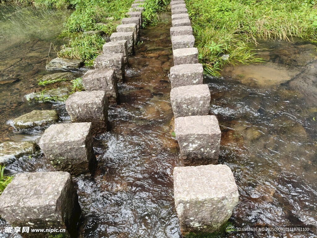 石板铺就的溪边小径