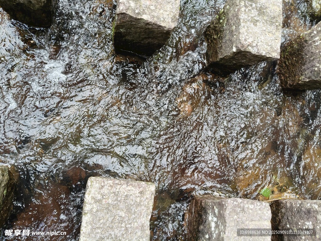石块铺就的潺潺流水小径