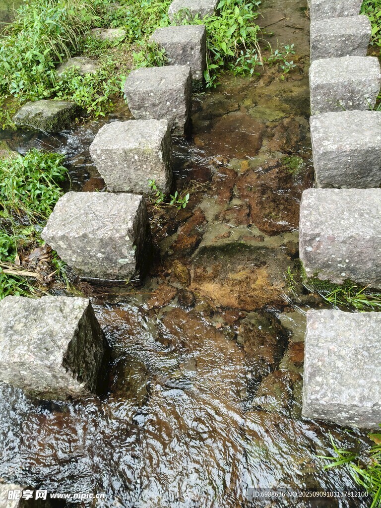 石板小径穿流潺潺溪水