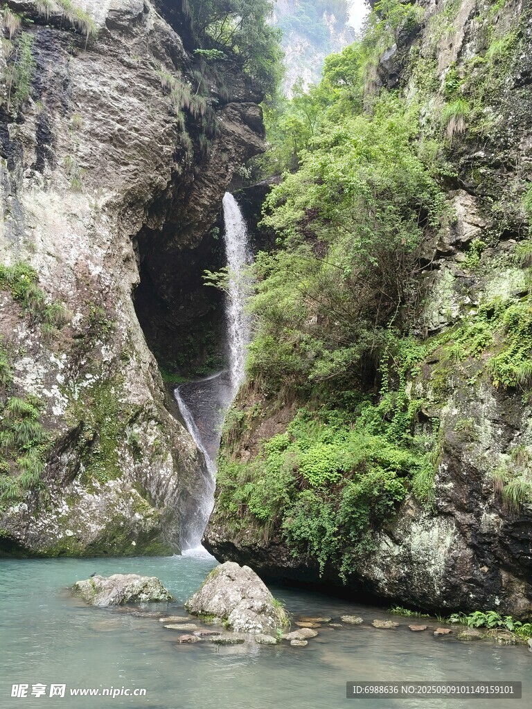 山间瀑布下的清幽绿水