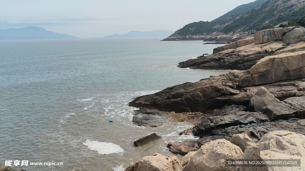 海边嶙峋礁石与辽阔海景
