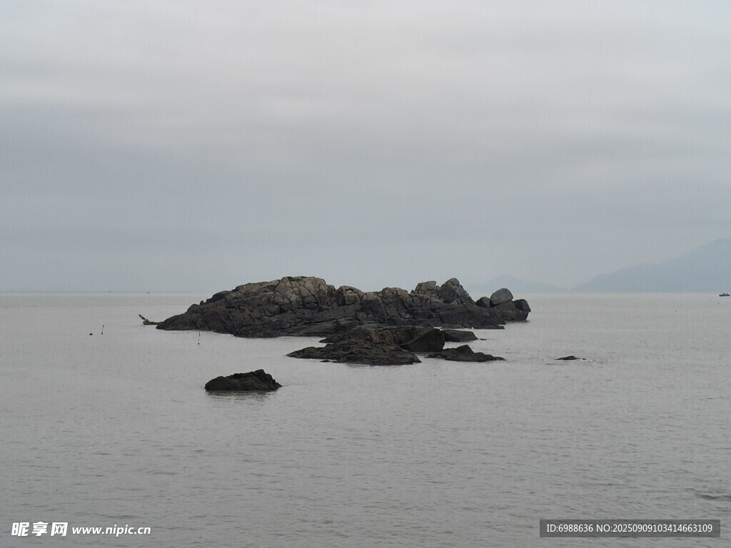 海上孤岩景观