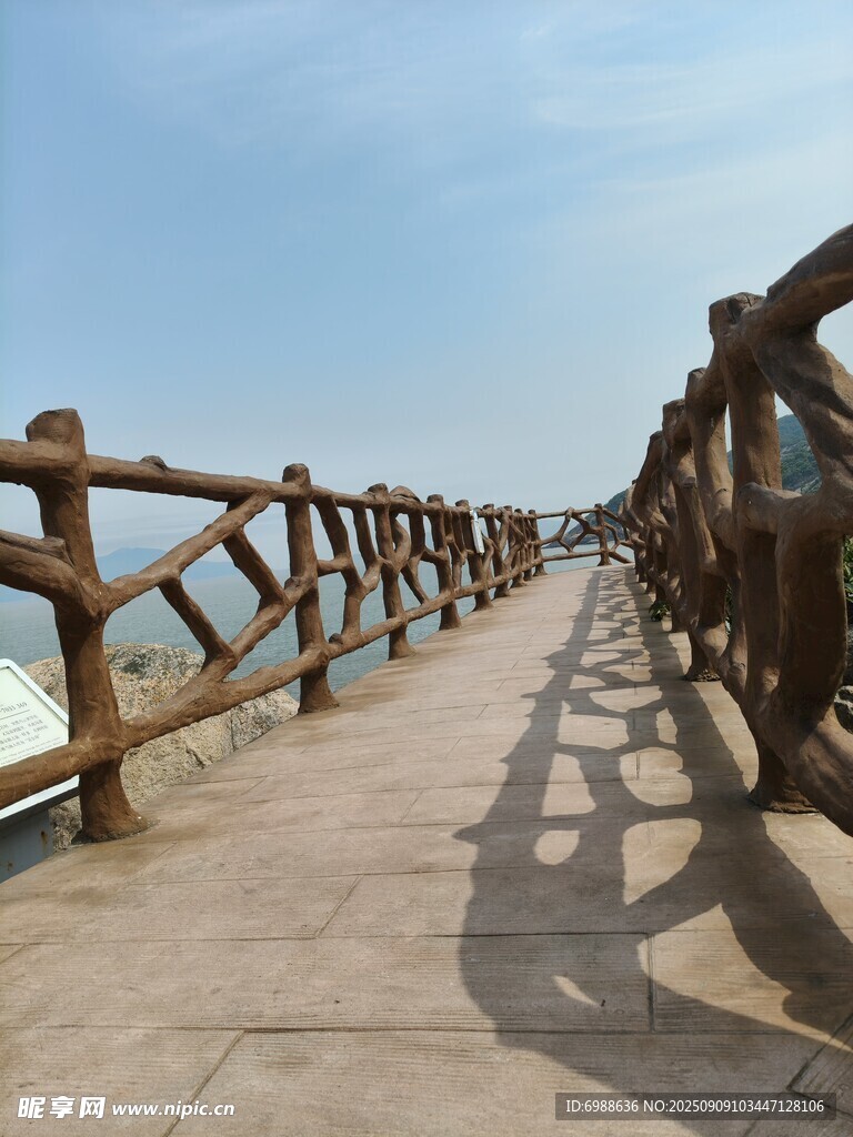 海边木质栈道延伸向远方