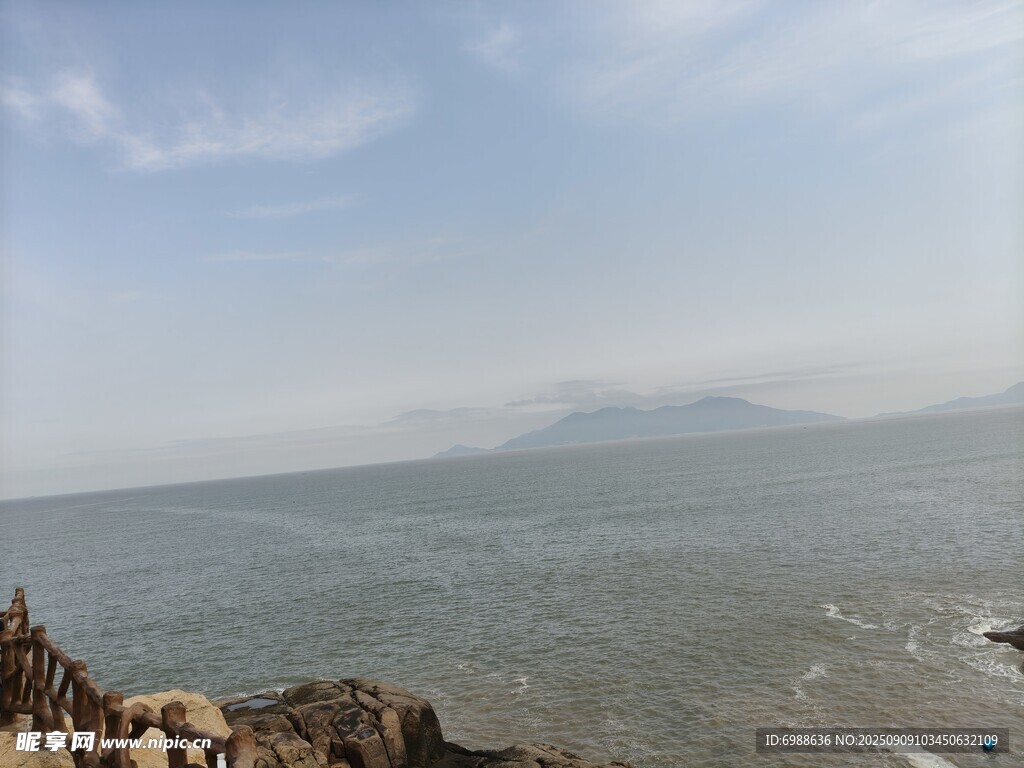 海边风景辽阔大海与远山