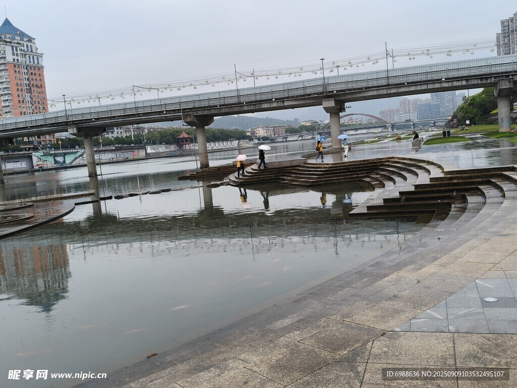城市河道旁的桥梁景观