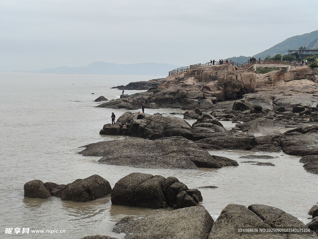 海边嶙峋礁石景观