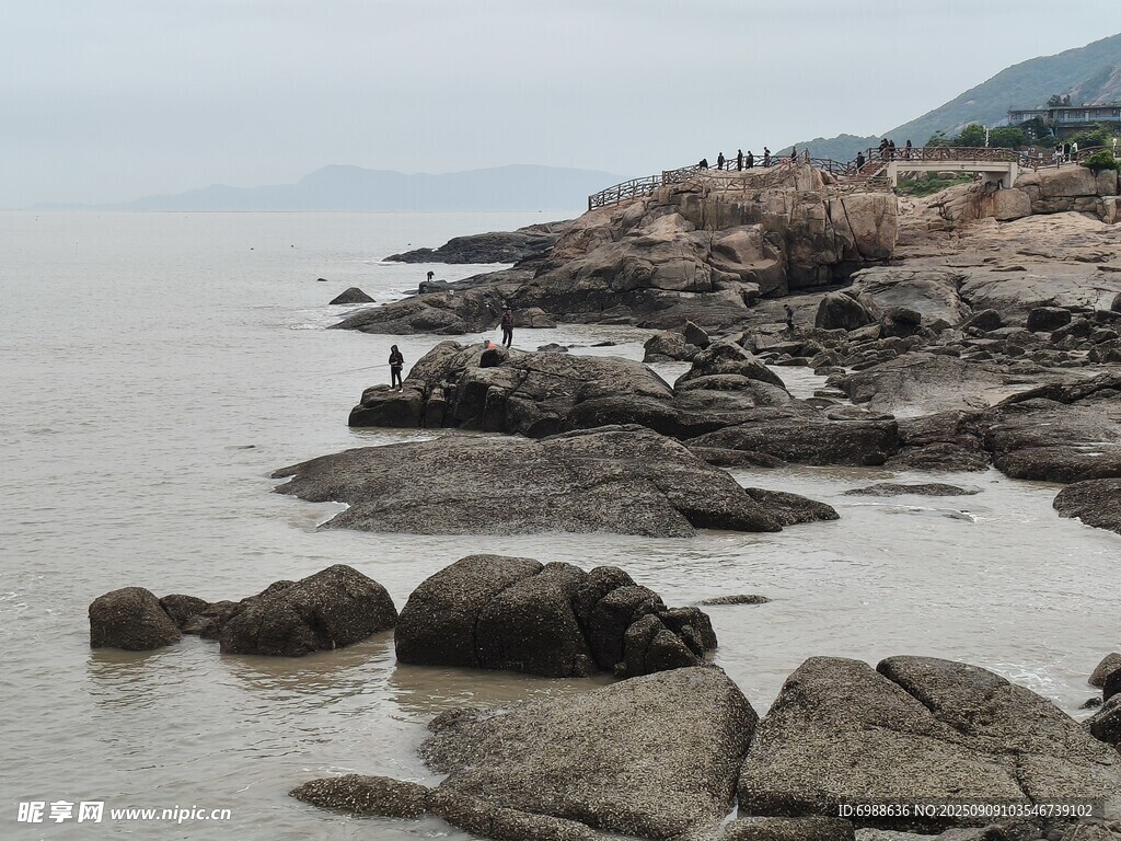 海边嶙峋礁石景致
