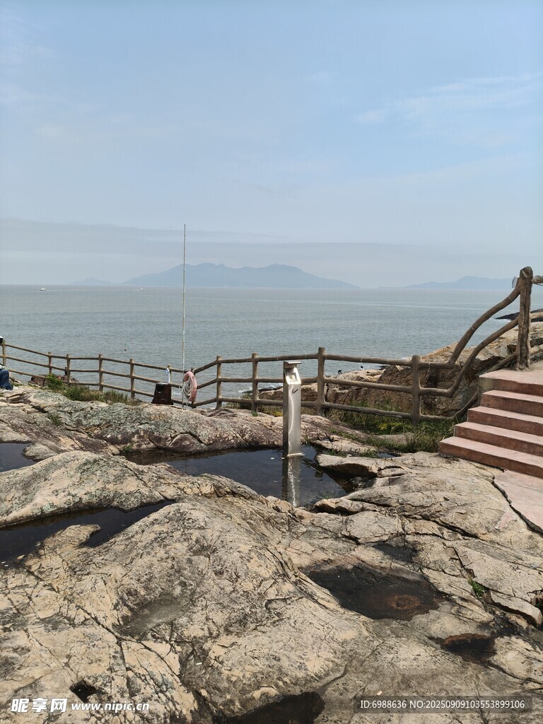 海边岩石上的木质观景栈道