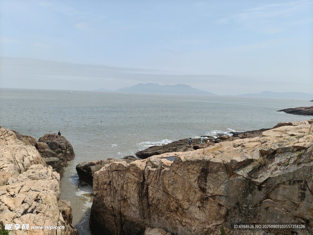 海边嶙峋岩石与辽阔海景