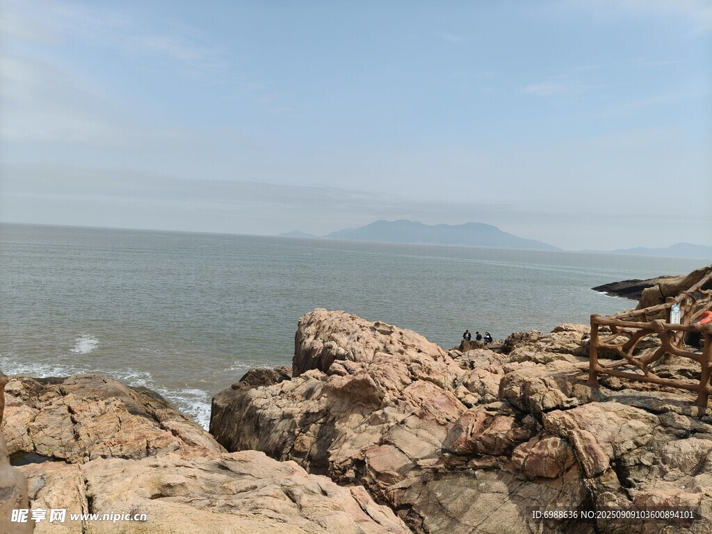 海边嶙峋礁石与辽阔海景