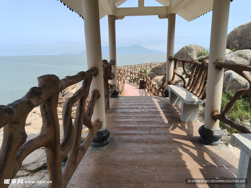 海边木质栈道观景好去处