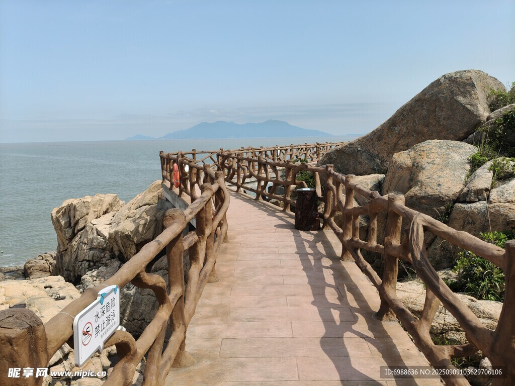 海边木栈道漫步山海间