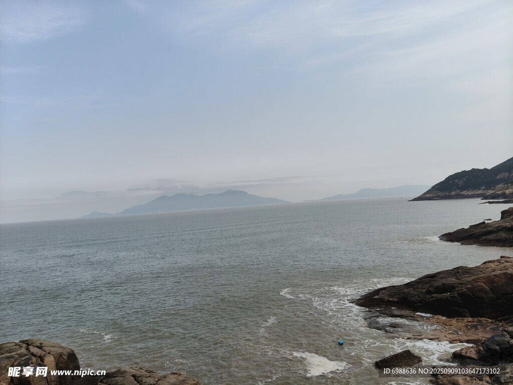 海边风光礁石与辽阔海面