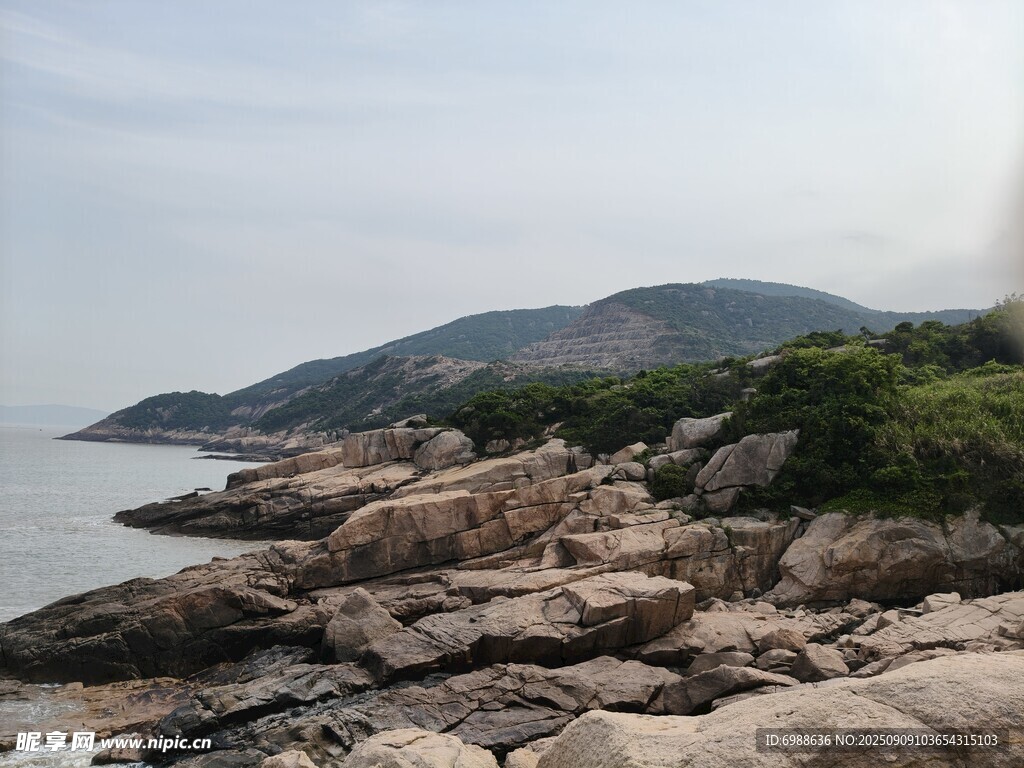 海边嶙峋岩石与葱郁山峦