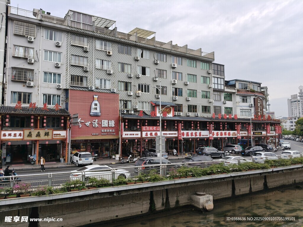 河畔街边多层建筑景观