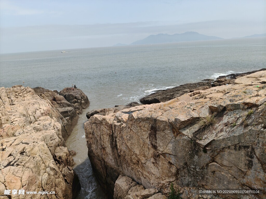 海边嶙峋岩石景观