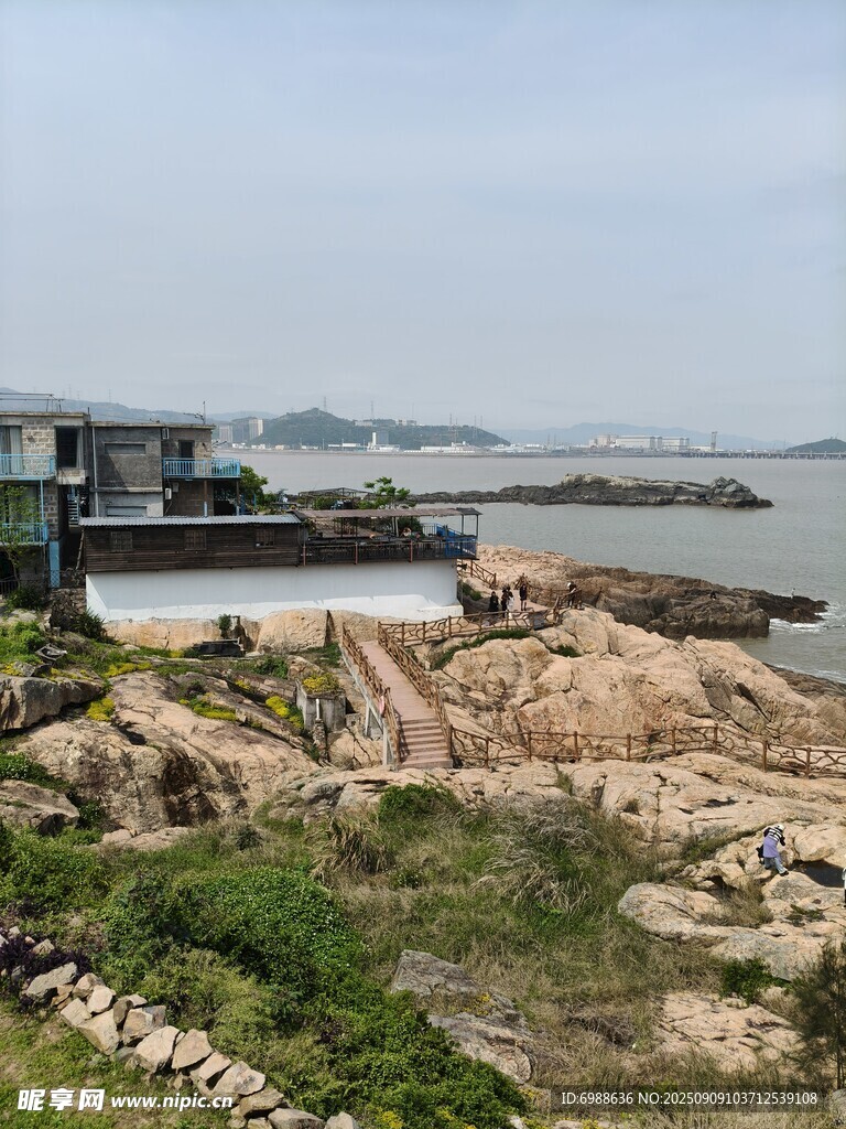 海边岩石旁的建筑景观