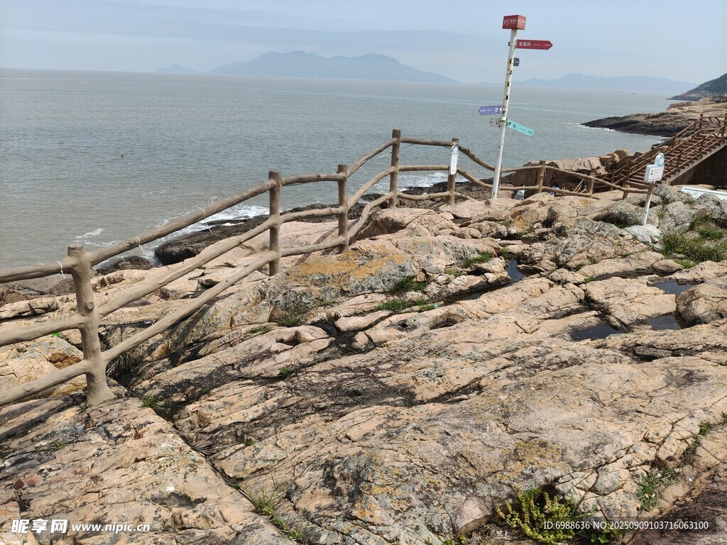 海边岩石上的红白标志