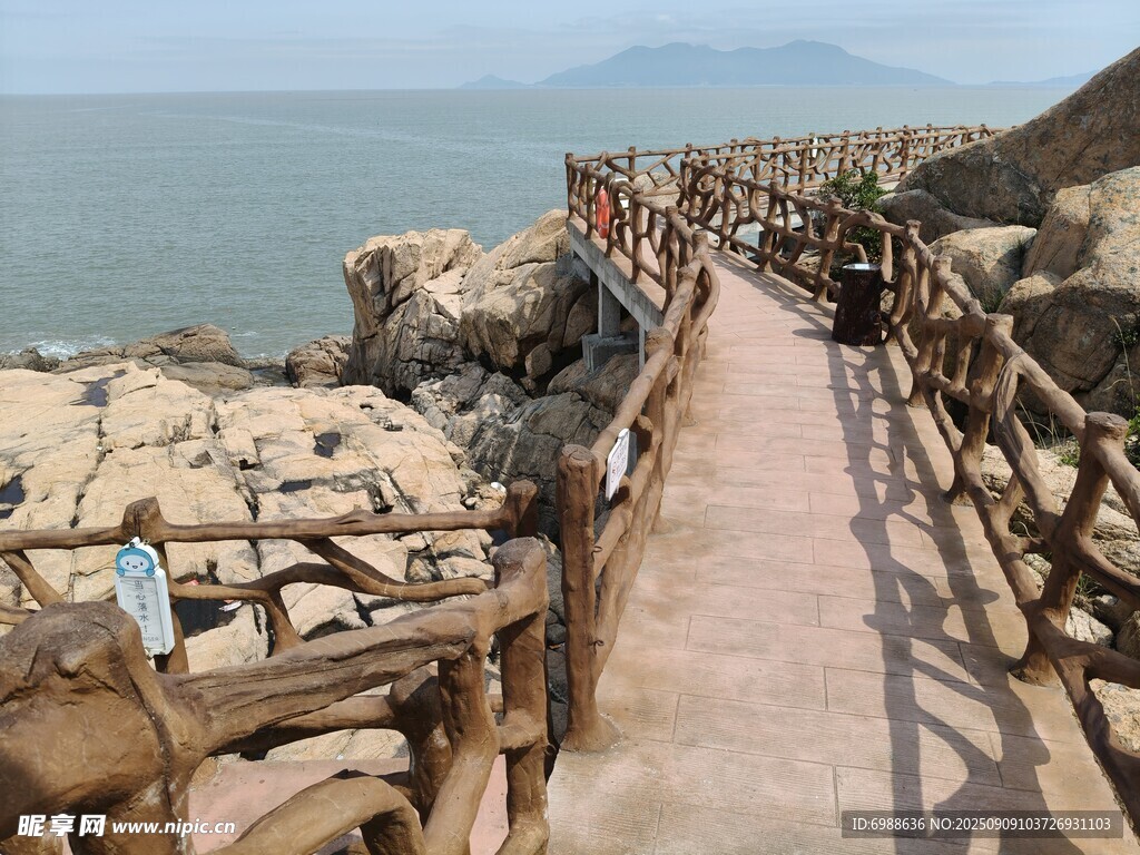 海边栈道漫步赏山海风光