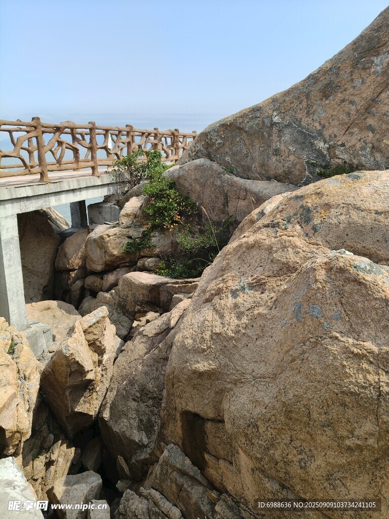 山间石桥穿巨石而过