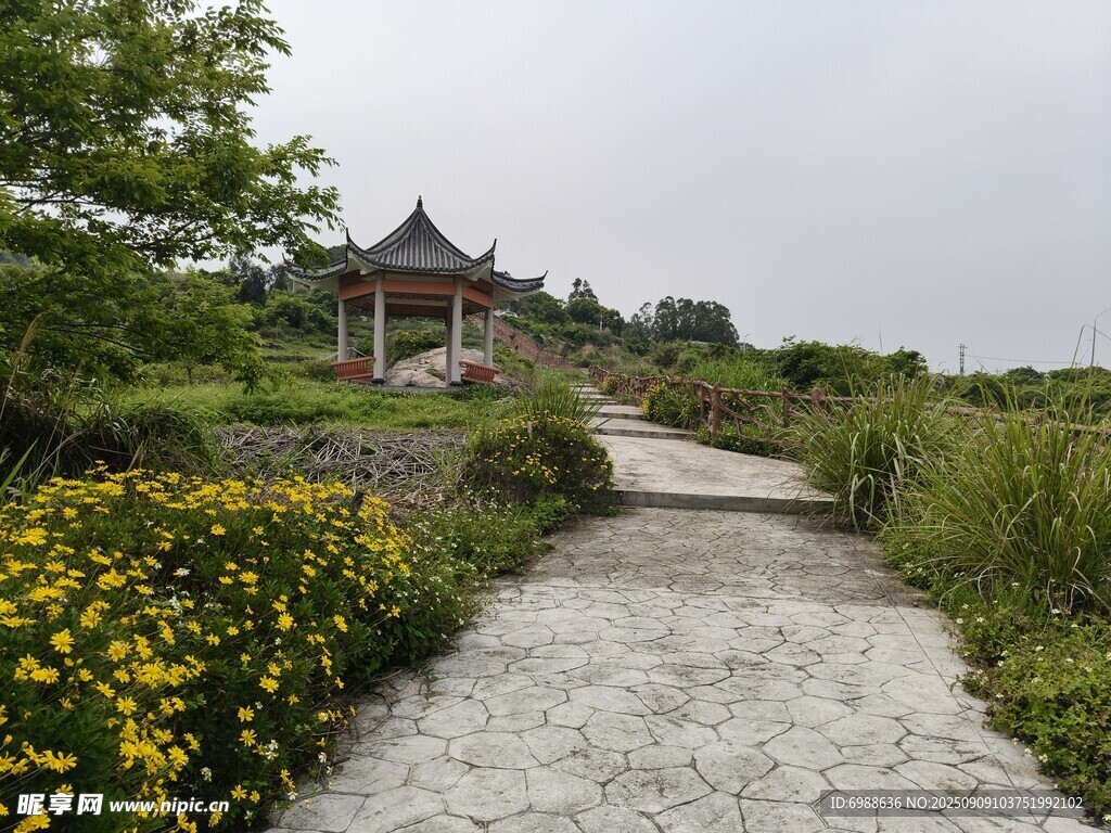 山间小径旁的中式建筑