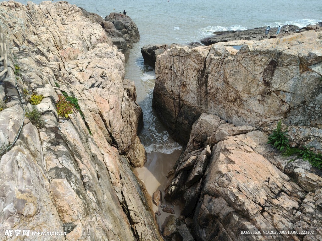 海岸边嶙峋岩石缝隙景观