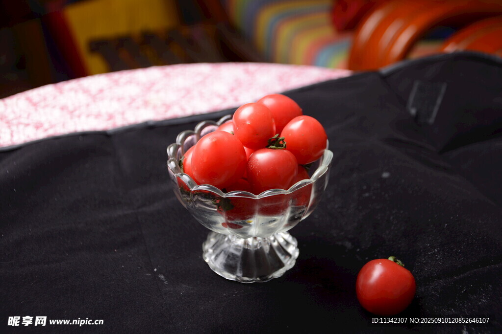 玻璃碗中的新鲜小番茄