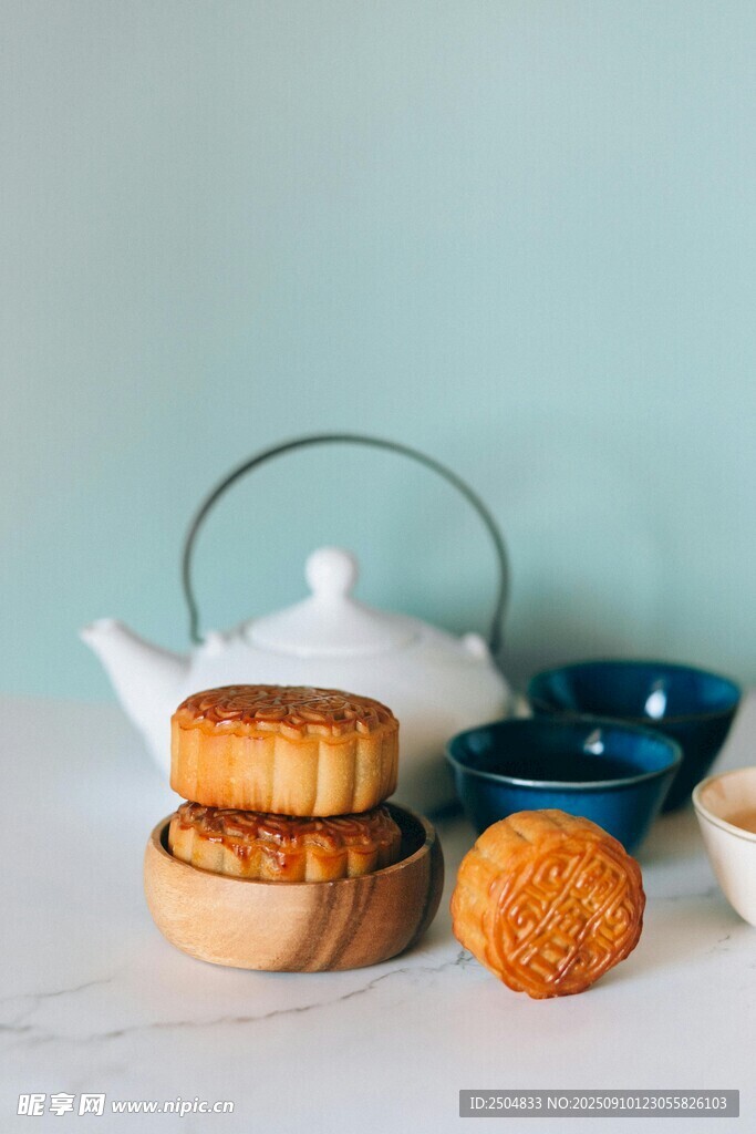 传统中式糕点与茶具组合