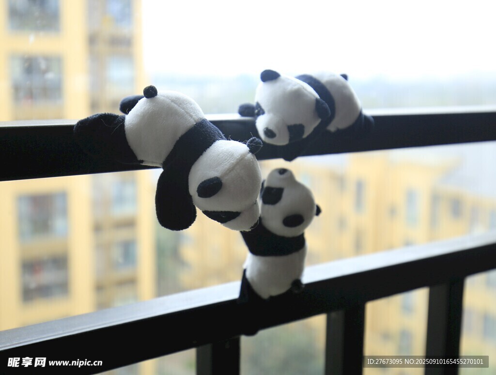 阳台边的可爱熊猫玩偶