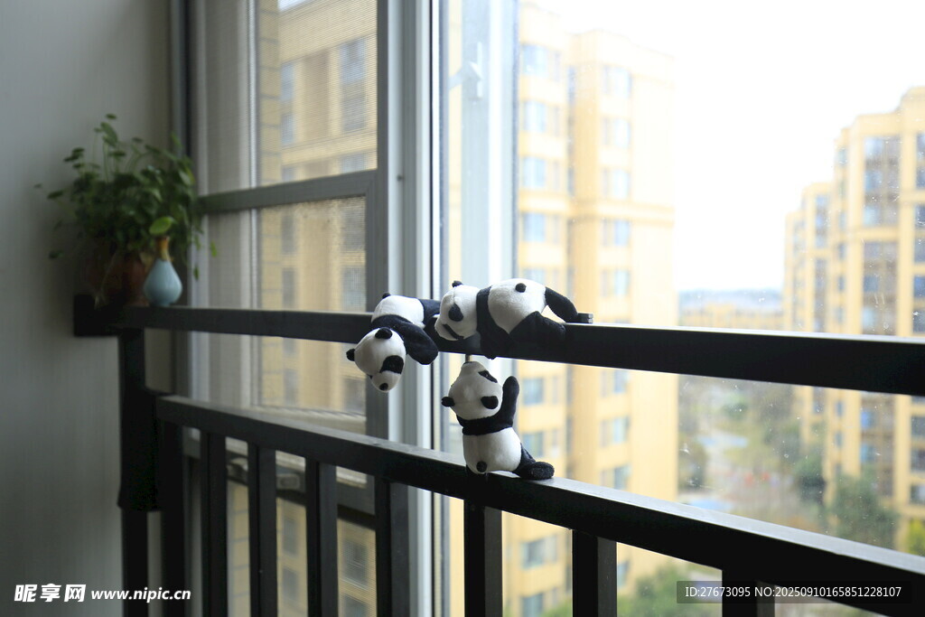 阳台上的可爱熊猫摆件