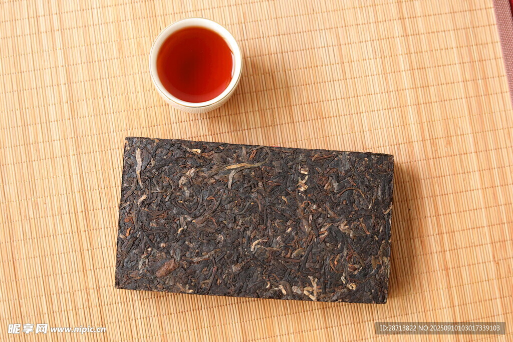 古朴茶砖与一杯茶汤