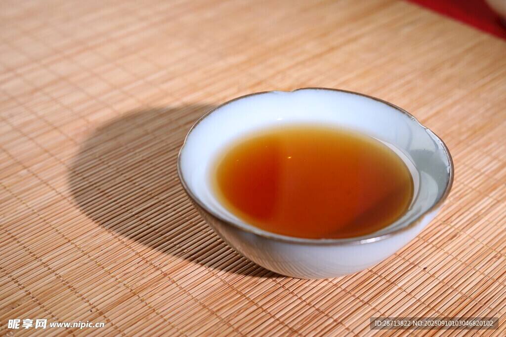 精致茶杯中的琥珀色茶汤