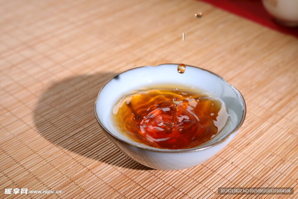 瓷碗中的诱人茶汤