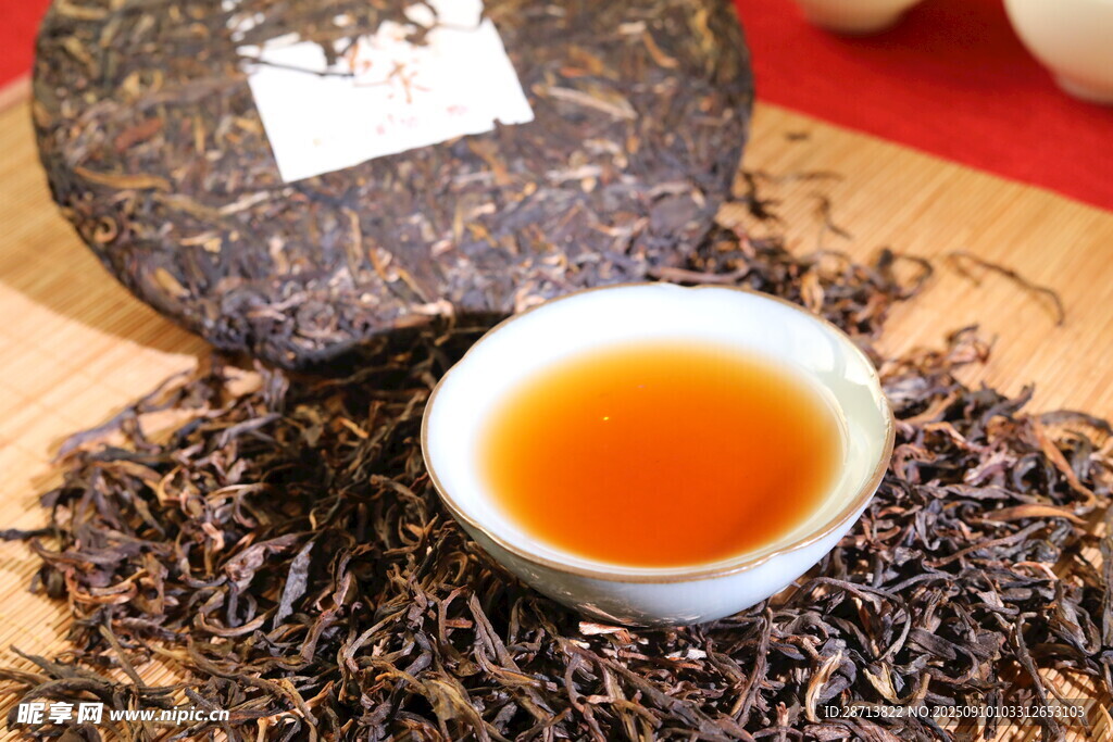 普洱熟茶 杯中茶汤诱人