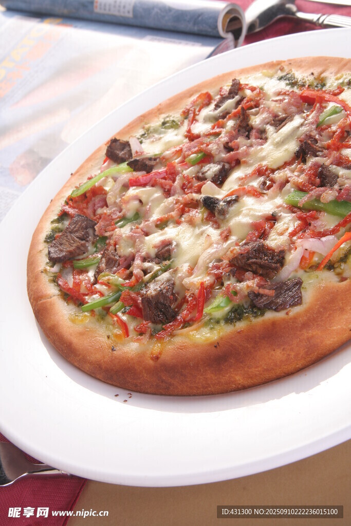 美味多彩的肉类蔬菜披萨