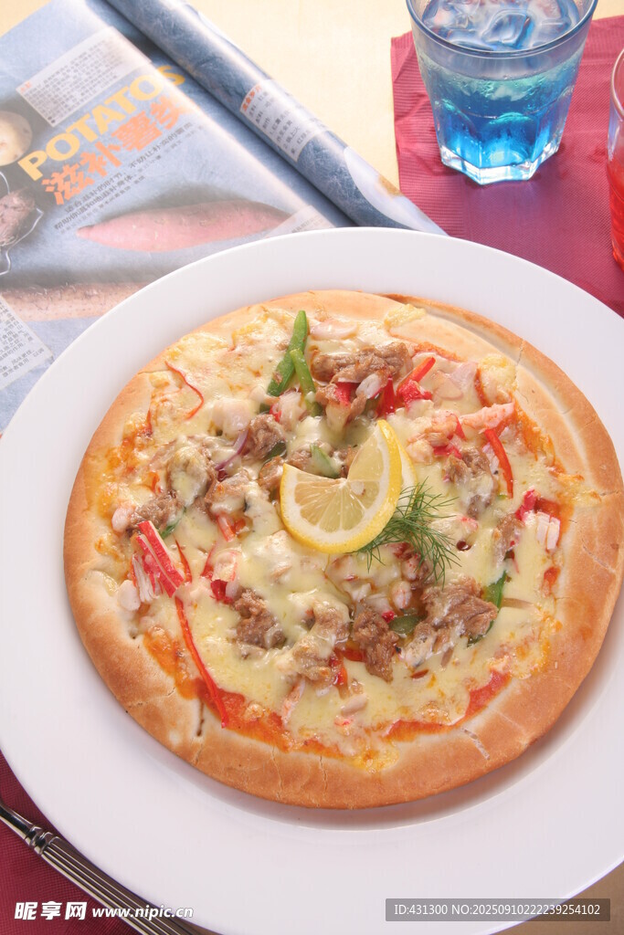 美味披萨置于白色盘中