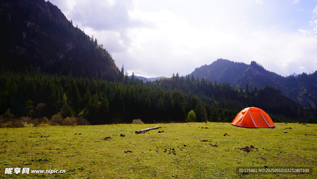 草原上的橙色露营帐篷