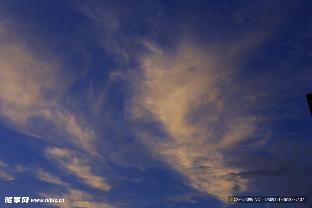 梦幻天空中的绚丽云彩
