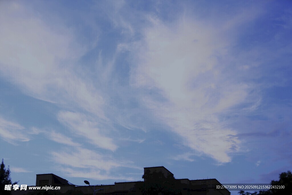 蓝天中的丝状云彩