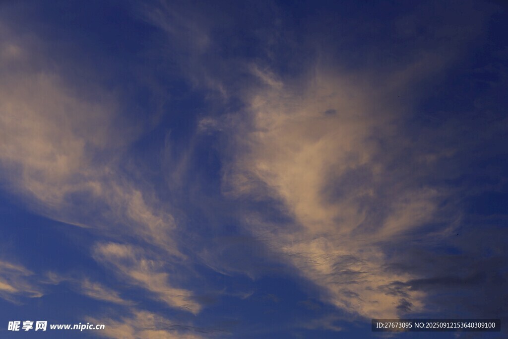 蓝天飘絮状白云