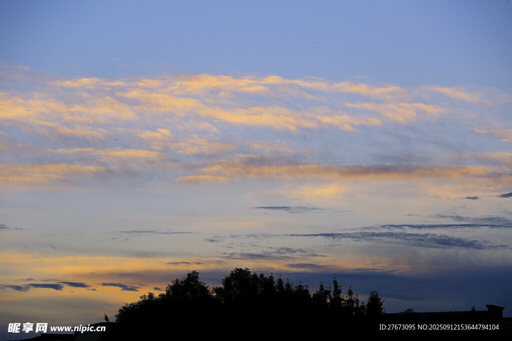 黄昏时分的绚丽天空