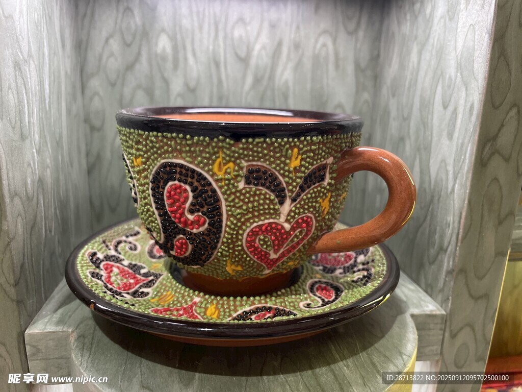 手绘花纹陶瓷杯碟套装