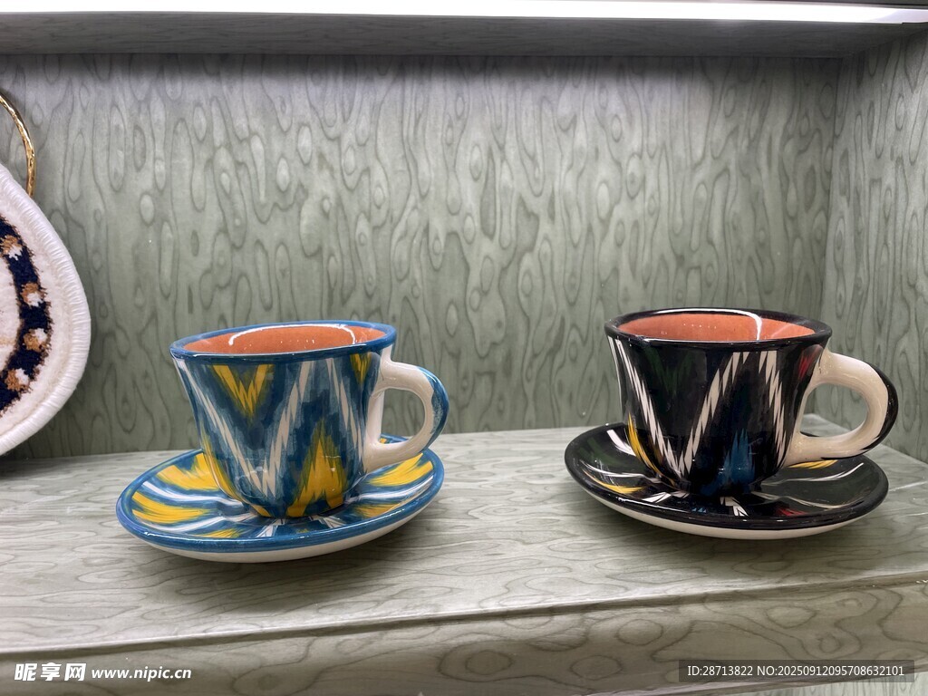 多彩艺术风咖啡杯碟组合