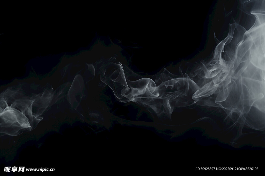 黑色背景上的缥缈烟雾