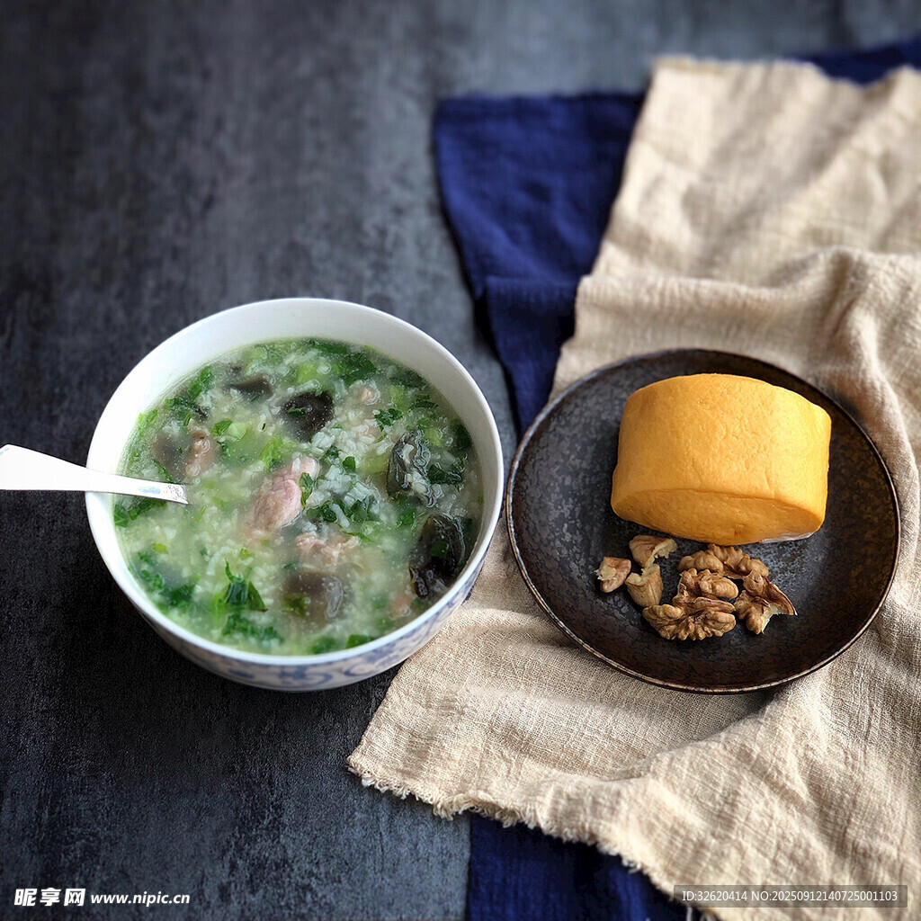 皮蛋瘦肉菜粥 玉米馒头