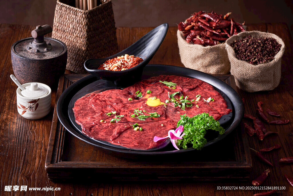 新鲜美味的特色生牛肉拼盘