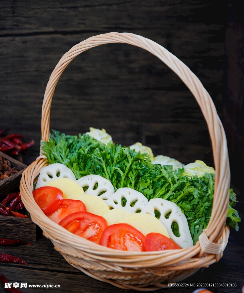 竹篮中的新鲜多样蔬菜