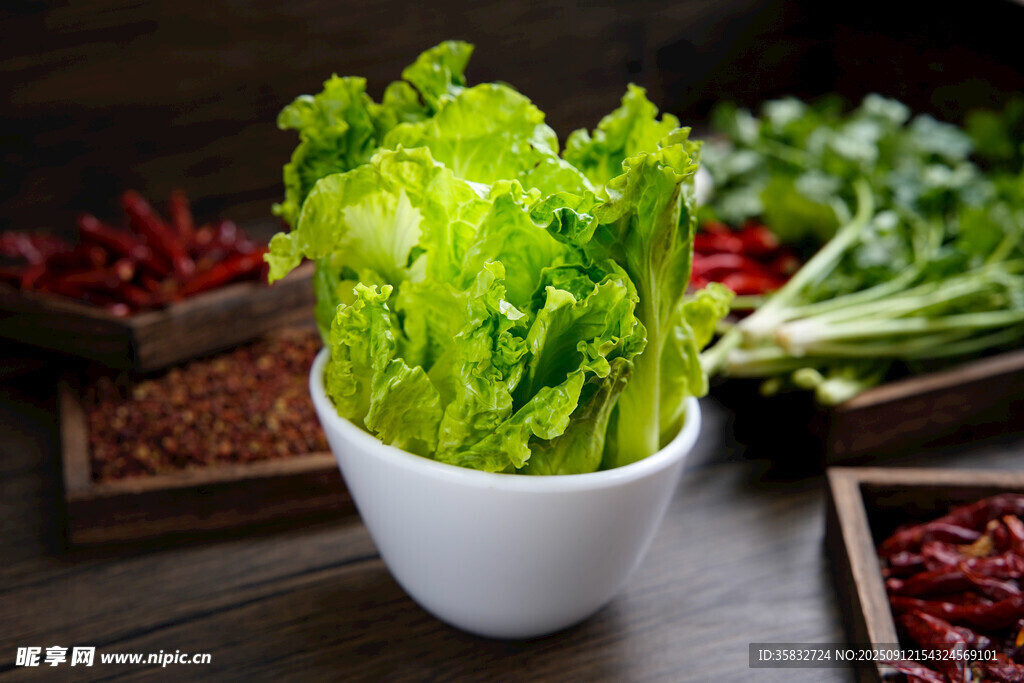 碗中生菜与多样食材