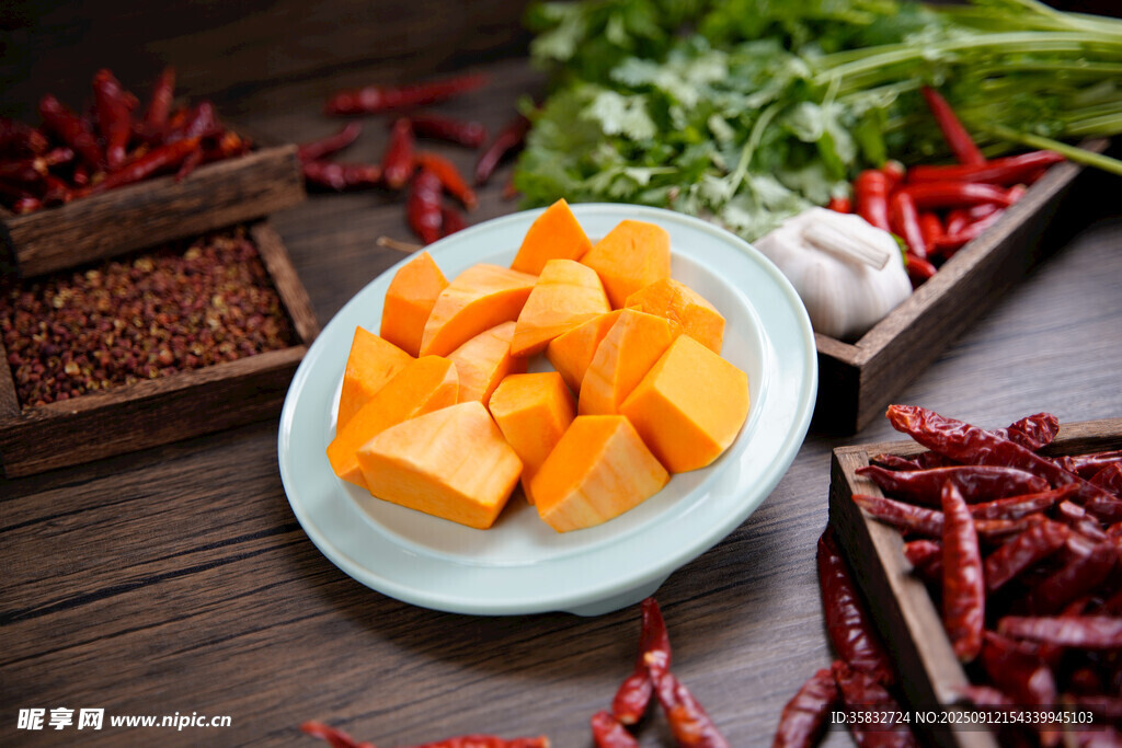 木桌上的切块南瓜与香料